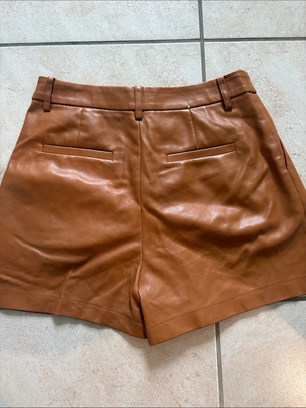 7 For All Mankind Pleated High Rise Vegan Leather Shorts Sz S Camel Brown Cognac - Picture 9 of 13